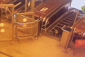 4-year-old child in St. Petersburg almost lost his fingers after falling on an escalator in the subway