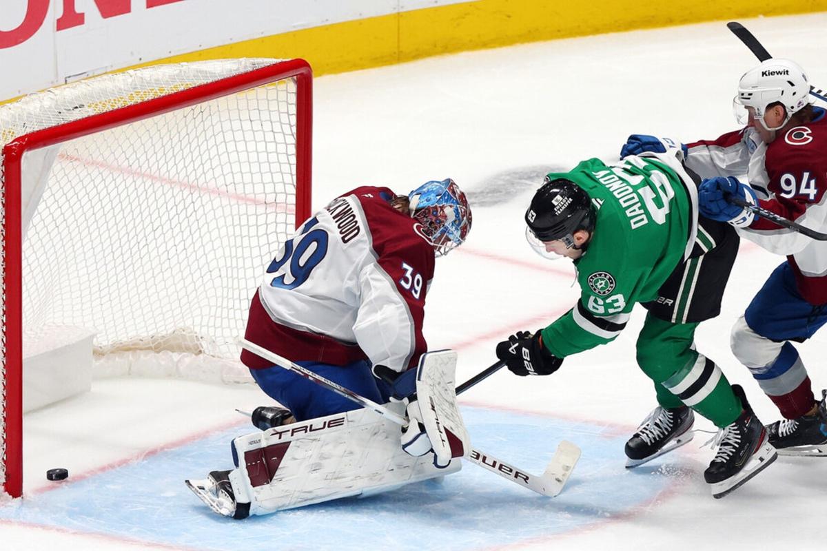 Дадонов впервые забил в этом плей-офф, сравняв счет во втором матче серии