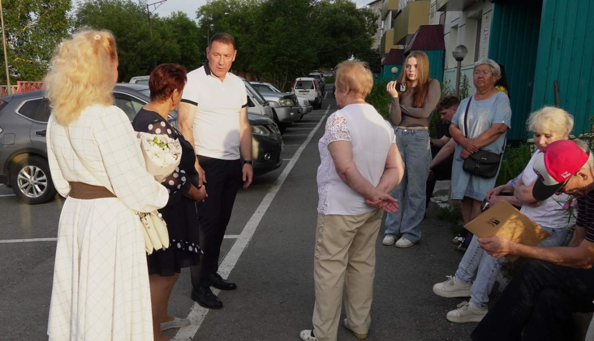 Глава Петропавловска-Камчатского Андрей Воровский наградил жителей дома на улице Толстого за участие в благоустройстве двора