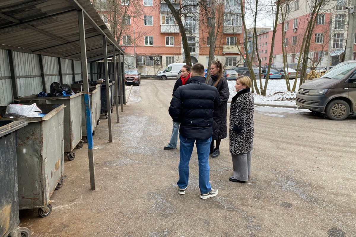 Нина Ушакова вместе с жителями проверила содержание территорий в центре Пушкина