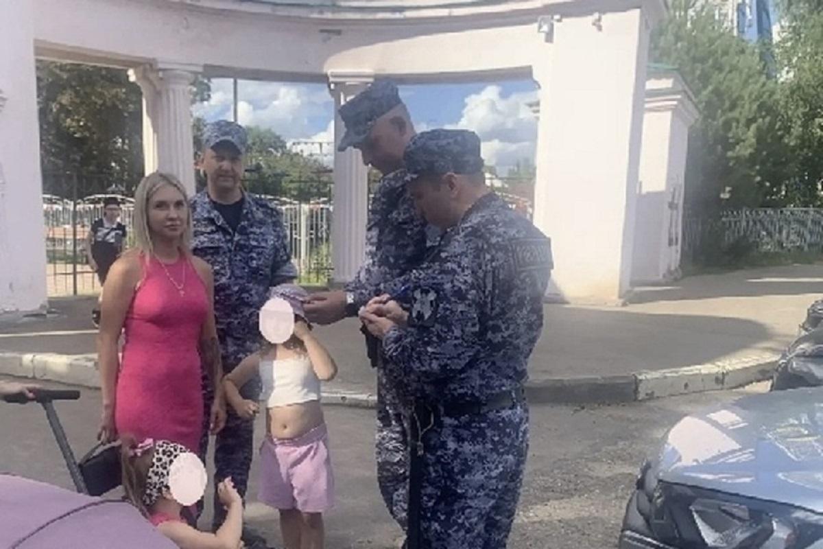 Потерялась в толпе: в Иванове росгвардейцы вернули матери маленькую девочку