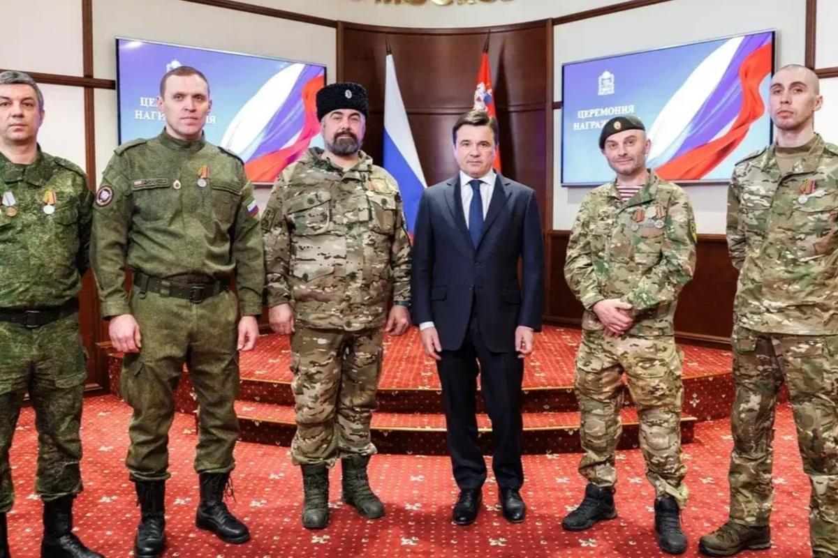 Накануне 23 февраля пять участников СВО получили награды из рук Андрея Воробьева