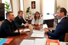 Спикер Заксобрания Александр Ведерников предложил Молодежному парламенту разработать законопроект о запрете продажи вейпов