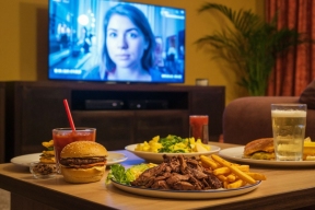 Как жанры кино влияют на аппетит: новые исследования раскрывают секреты удовольствия от еды