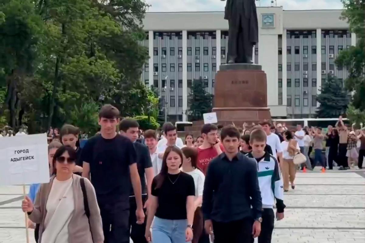 Глава Адыгеи Мурат Кумпилов: В Майкопе на площади имени В. И. Ленина прошла первая репетиция большого республиканского выпускного бала