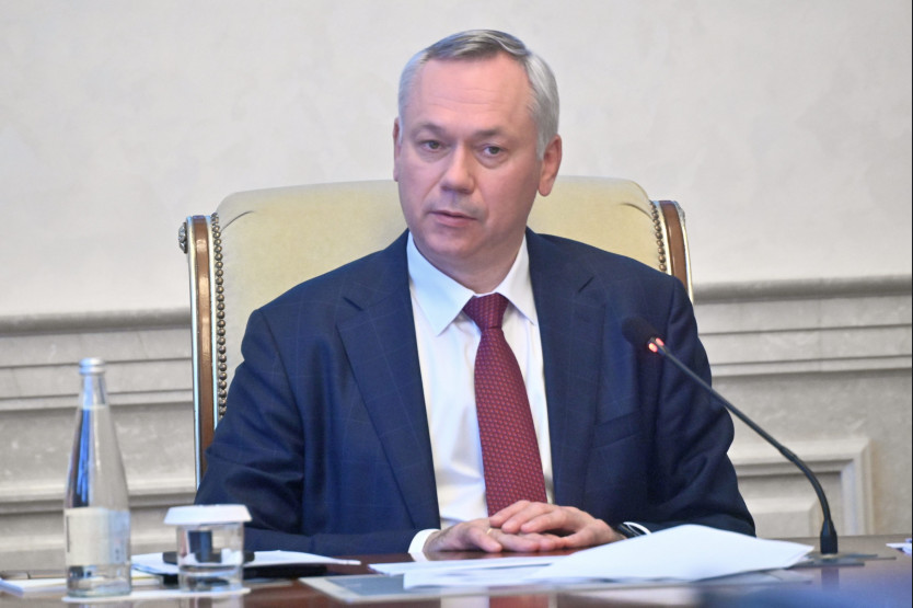 Губернатор Андрей Травников поручил усилить контроль качества работы единой горячей линии региона