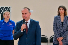 Глава Геленджика Алексей Богодистов посетил матч по волейболу с участием юных спортсменов в обновленном спортзале школы «Виктория»