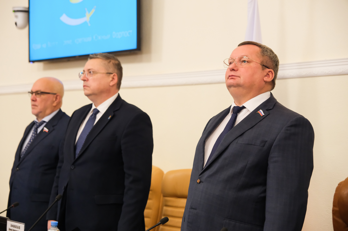 Под председательством Игоря Мартынова на сессии Думы Астраханской области депутаты рассмотрели более 10 вопросов