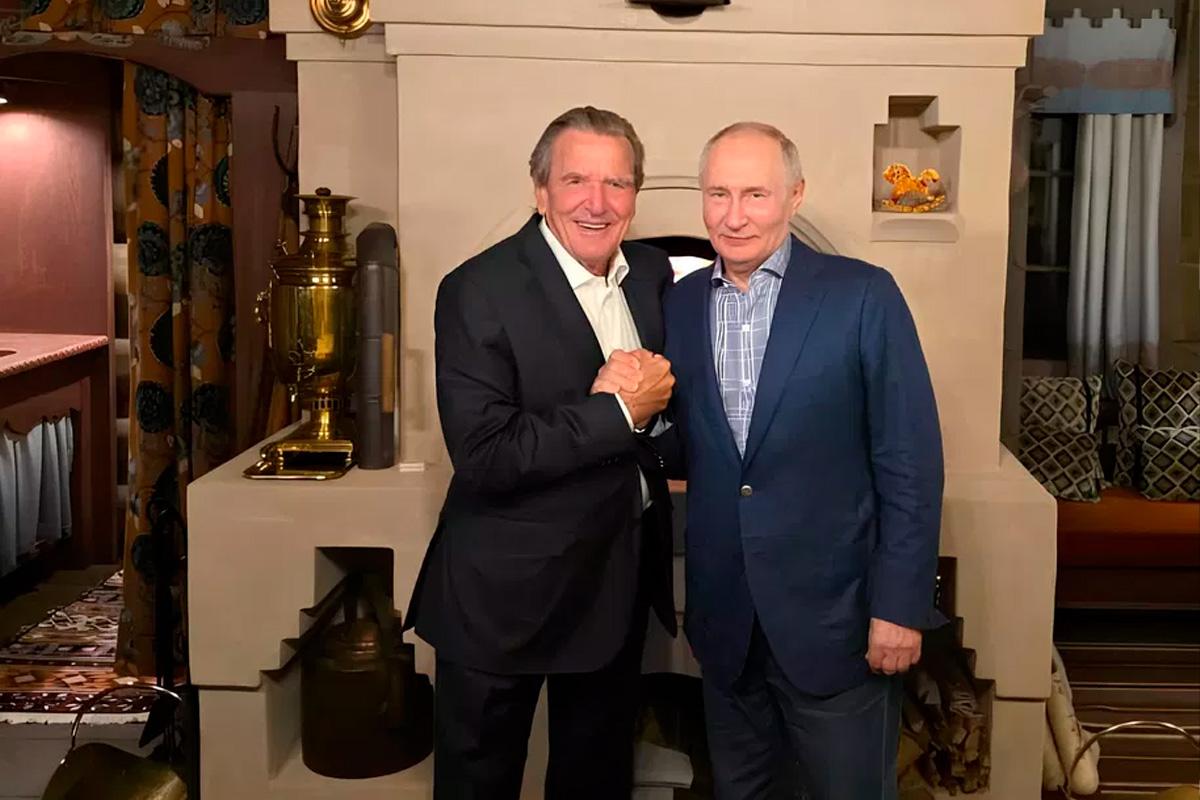 Песков сообщил, где находится русская печь на фотографии Путина и Шредера