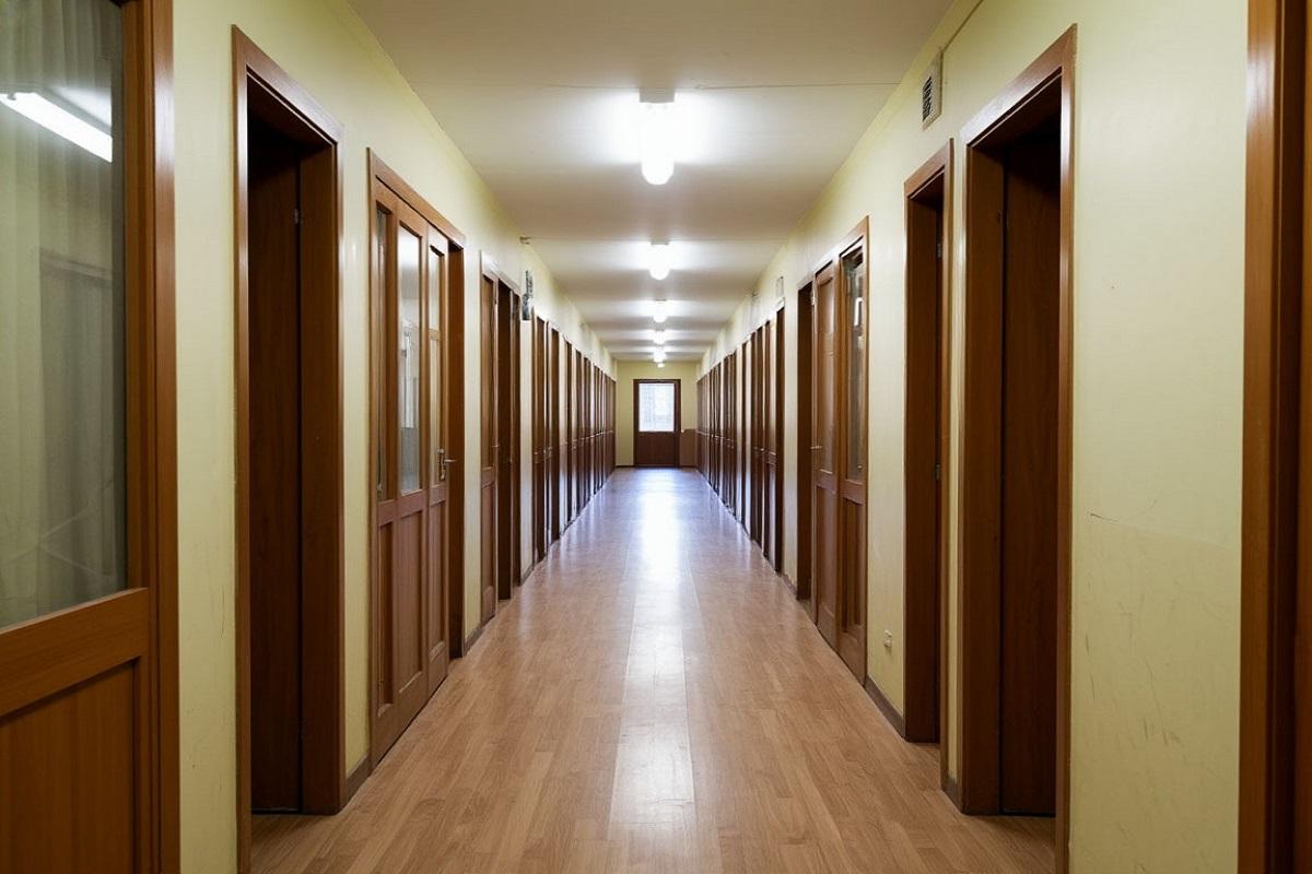 Общежитие в Ванино: аварийная лестница и забитый хламом эвакуационный выход