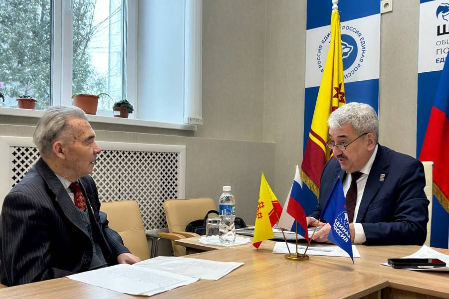 «Приемы граждан призваны помогать людям в решении конкретных проблем»: спикер Госсовета Чувашии Леонид Черкесов рассмотрел обращения жителей республики