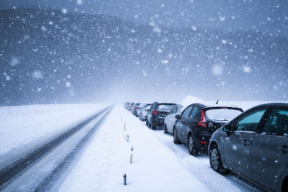 В Костромской области временно ограничили движение большегрузов по автодороге Р-243 из-за снегопада