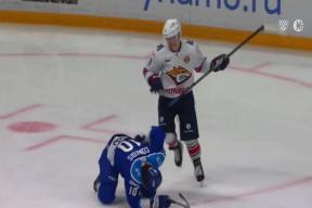 Театральное падение Комтуа: КХЛ штрафует, тренер «Металлурга» едко комментирует