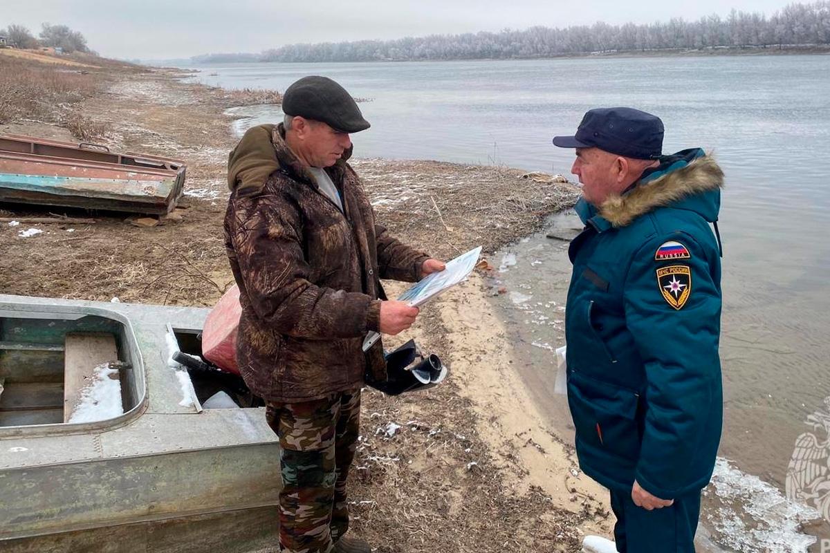 Инспекторы ГИМС проводят уроки безопасности в школах и распространяют листовки