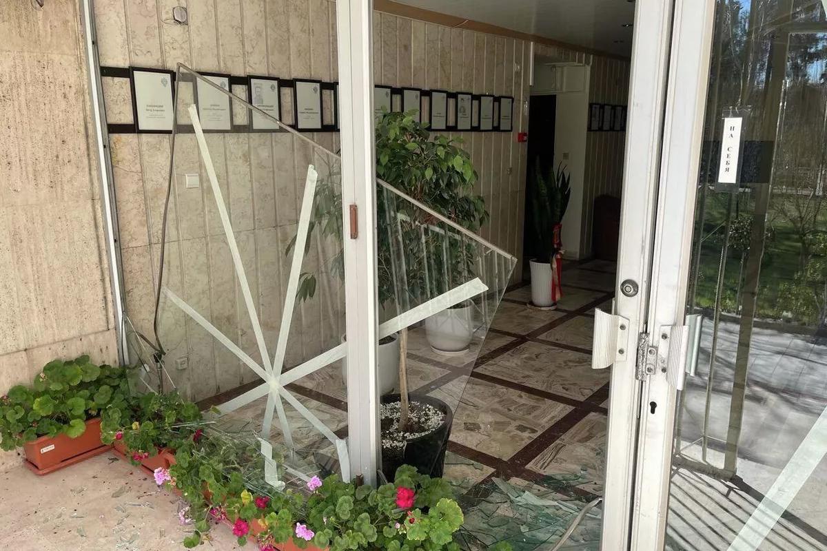 Сотрудников отбросило взрывной волной: МИД показал кадры разгрома в консульстве РФ в Иране после удара