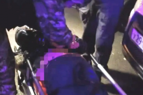 Пациентка пыталась покусать медиков скорой помощи на улице Дыбенко