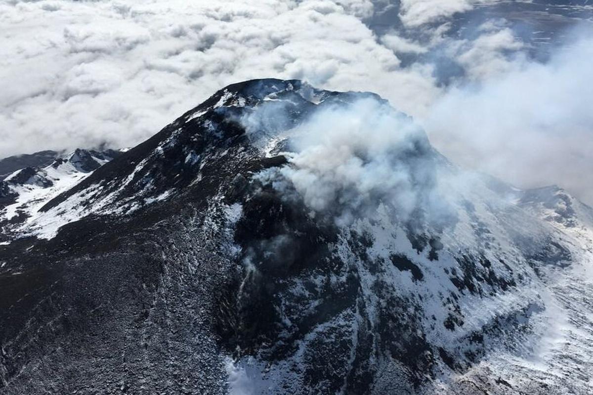 На Камчатке произошло новое извержение вулкана, но пока только пепла