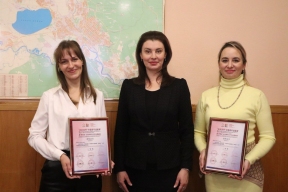 Инна Щеглова поздравила двух художниц из Читы с победой на международной выставке