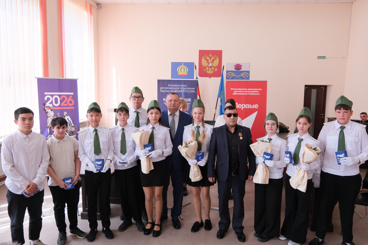 В рамках акции ««Мы — граждане России!»: Председатель Думы Астраханской области Игорь Мартынов вручил первые паспорта 30 школьникам Камызякского района