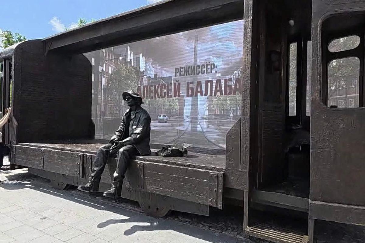 Памятник Балабанову в Екатеринбурге не простоял и полгода: вандалы сорвали фонарь с трамвая