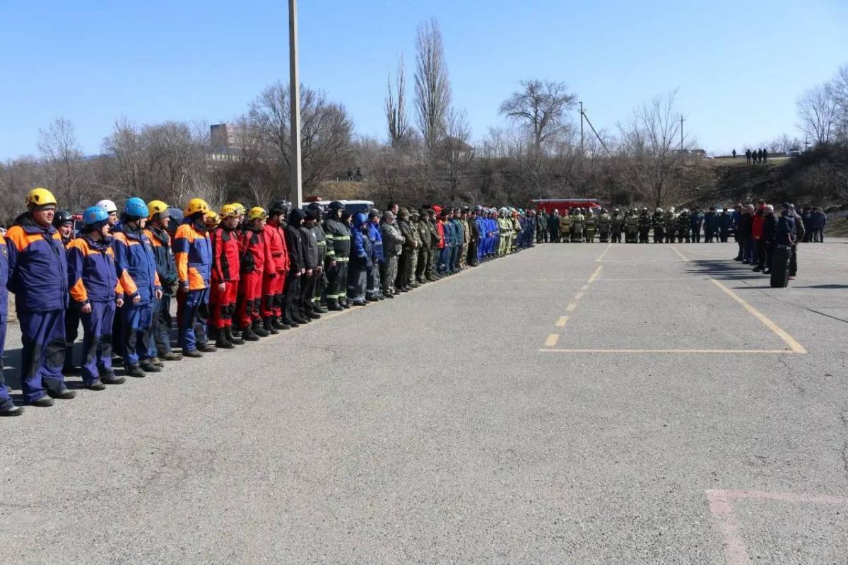 В Черкесске прошли учения по тушению масштабного ландшафтного пожара