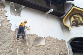 В Псково-Печерском монастыре продолжается реставрация стен и башен ансамбля