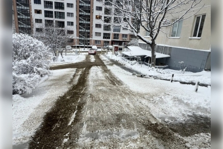 В Геленджике в приоритетном порядке расчищают подъезды к медучреждениям