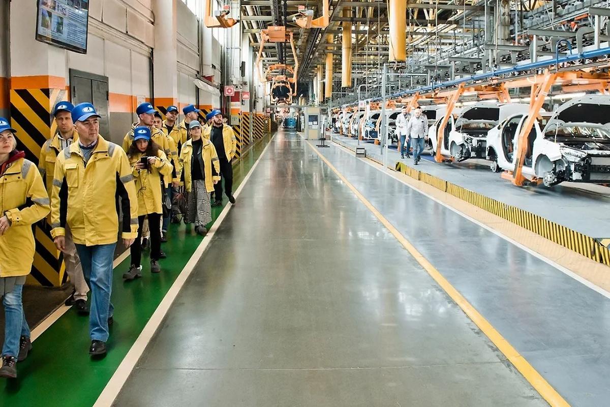 За рулем истории: АвтоВАЗ запускает туры по заводу и бездорожью, чтобы догнать BMW и Volkswagen