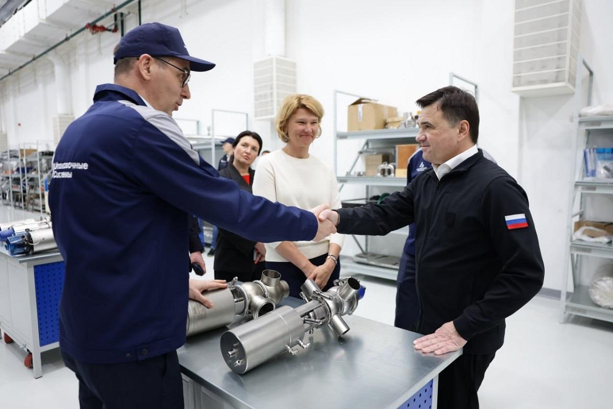 Губернатор Подмосковья Андрей Воробьев и глава Минсельхоза Оксана Лут посетили завод «Упаковочные системы» в Лобне