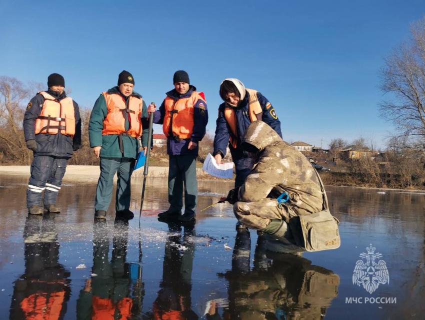 В Ростовской области за неделю спасатели сняли с опасного льда 25 человек