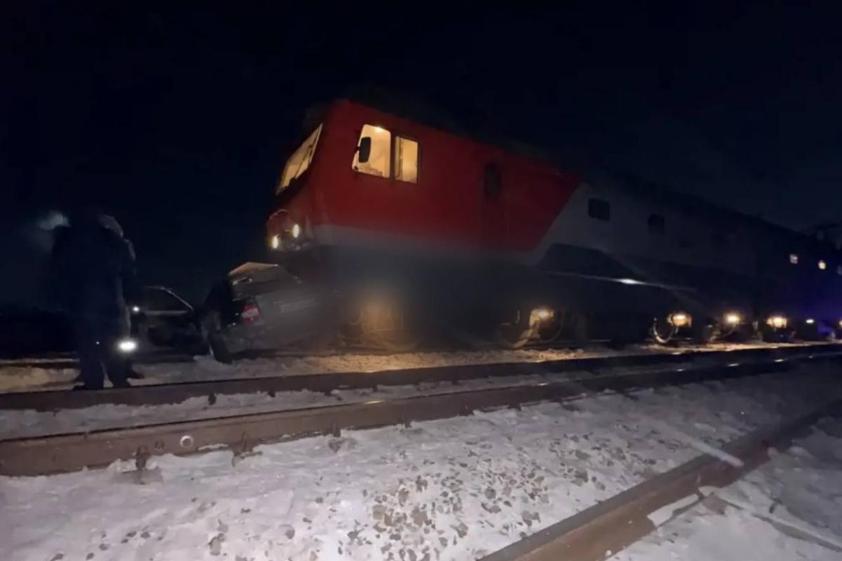 На Сахалине на переезде Тымовск — Альба автомобиль столкнулся с грузовым поездом