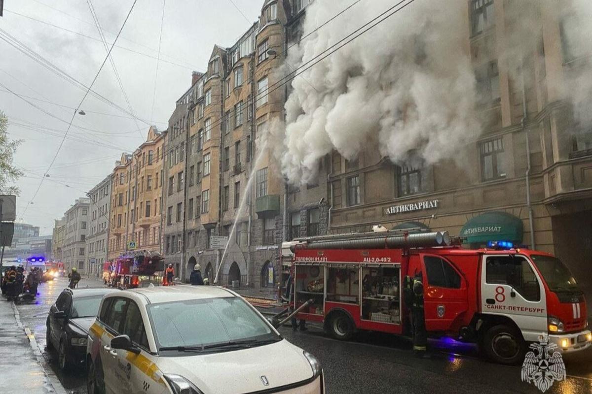 В центре Петербурга в одном из-за многоквартирных домов загорелась квартира