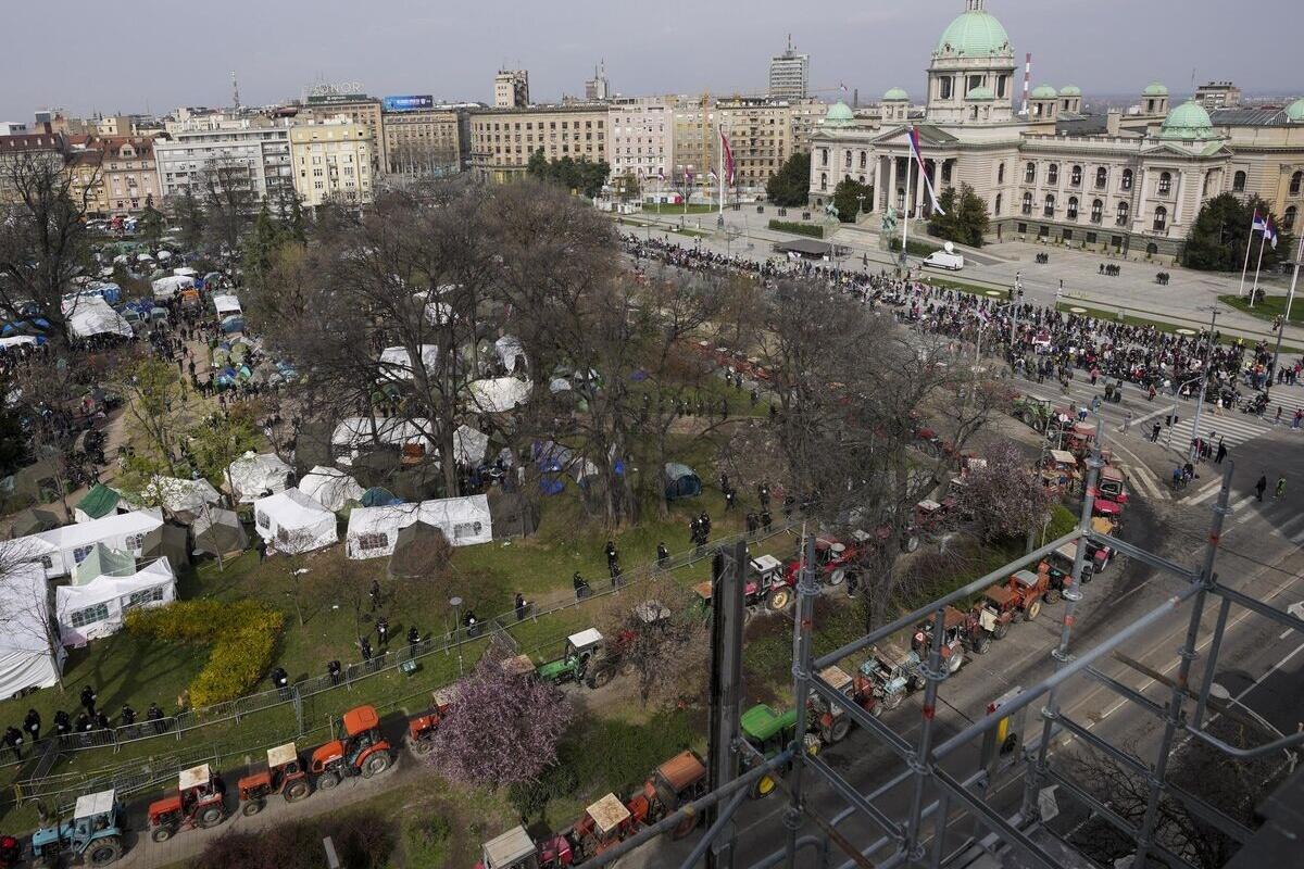 Протестующие в Белграде блокируют резиденцию Вучича и крупнейшую дорогу