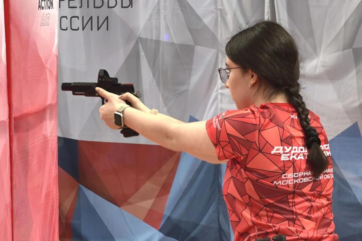 В Люберцах прошел чемпионат по пневматической стрельбе, где дети соревнуются наравне с мастерами