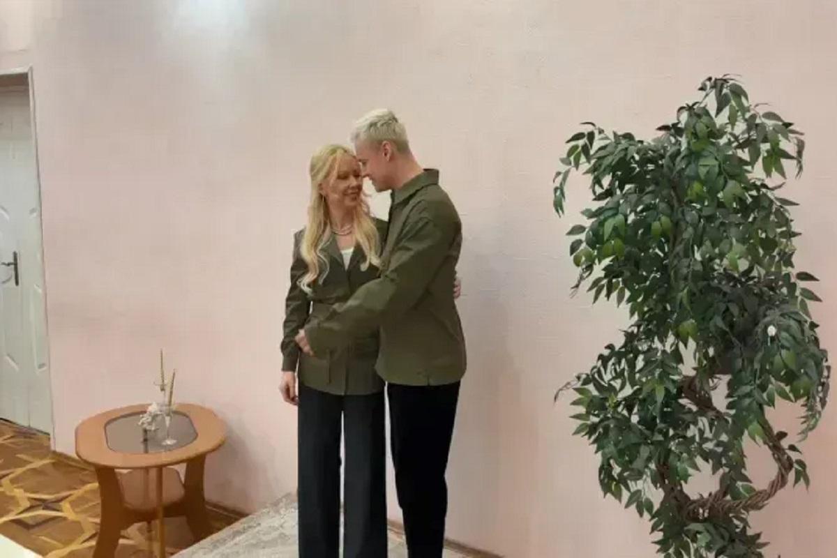 Shaman попробовал лед Байкала и признался Мизулиной в любви