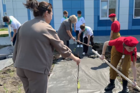 В городе Рассказово накануне Дня Победы во дворе школы №3 высадили «Сад памяти» из грушевых деревьев