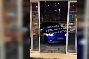 В ХМАО лихач с полицейскими мигалками пытался заехать в магазин