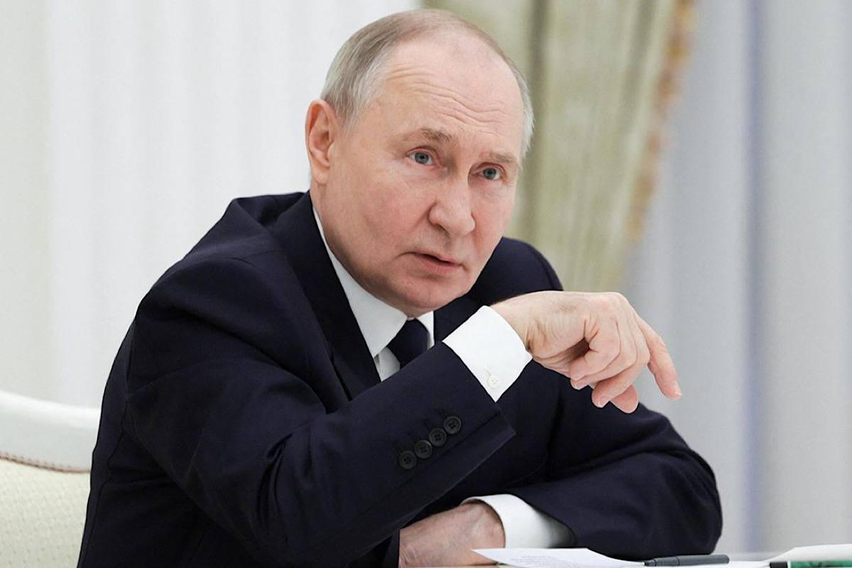 Путин назвал обстреливающих памятники бойцов ВСУ идиотами