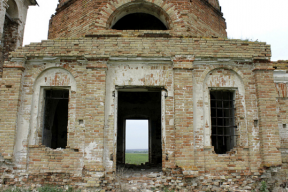 В Ленинградской области под обшивкой старого магазина обнаружен храм XVII века