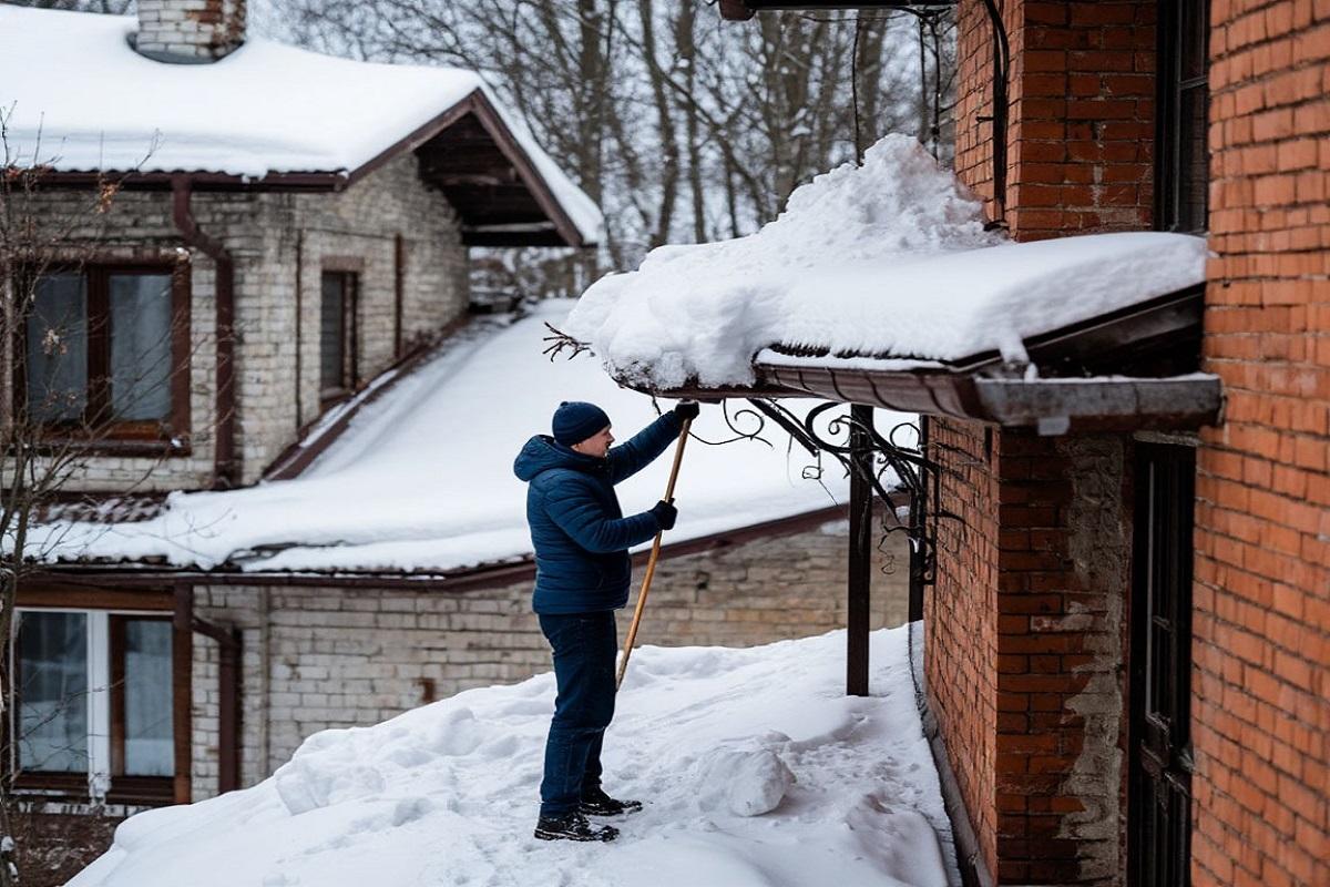 Два метра снега – три тонны веса: всё о безопасности уборки кровли