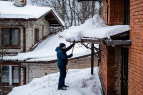 Два метра снега – три тонны веса: всё о безопасности уборки кровли