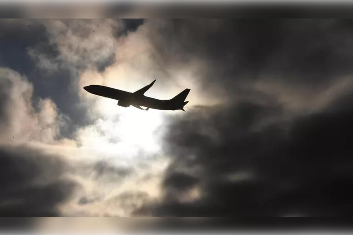 Бортпроводники авиакомпании Ryanair пристегнули пьяного пассажира ремнями к сиденью самолета