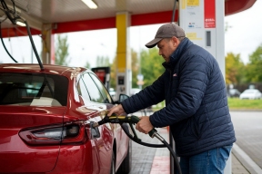 В Иркутске на автозаправочных станциях цена на топливо снизилась на 5 рублей