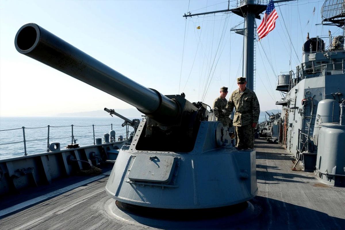 Орудия снова заговорили: США впервые за 38 лет применили палубную пушку против судна Ирана