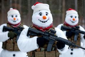 Российские военные слепили снеговиков для охраны в зоне СВО