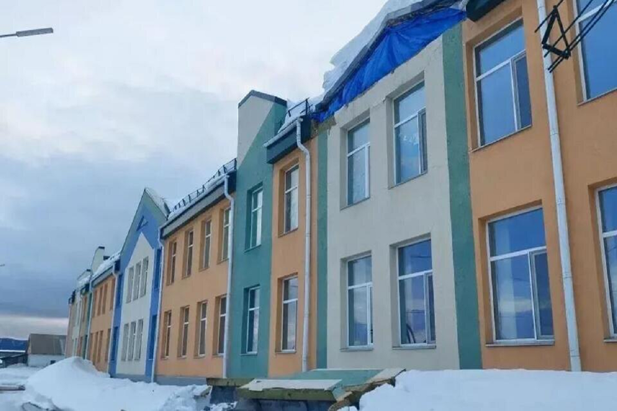 На Сахалине рухнула часть стены школы сада