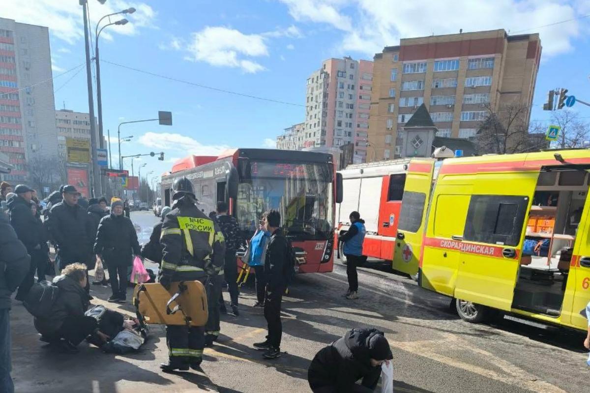 Такси влетело в остановку в Казани: пострадали люди