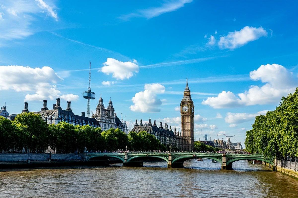Скандал с «подарками» от осужденного друга: лидер Reform UK Фараж уходит из парламента, но обещает вернуться