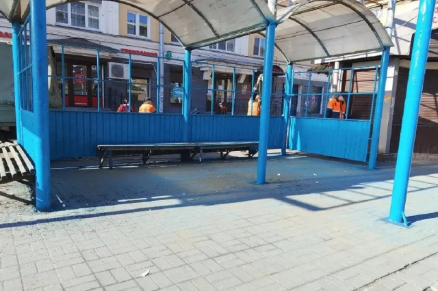 В Пскове привели в порядок остановку на Октябрьском проспекте