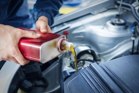 Auto expert Revin told us how to realize it's time to change your car's engine oil